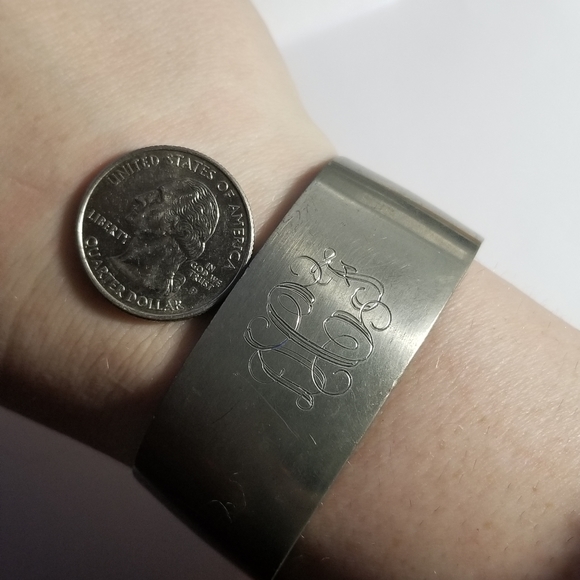 Vintage Pewter cuff bracelet engraved initials silver tone monogram - Picture 5 of 10